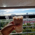 라떼, 커피, 하늘, 시내, 나무, 사진,이미지,일러스트,캘리그라피 - 데이지e작가 크라우드픽 - 저작권 걱정 없는 상업용 이미지