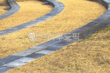 잔디, 잔디광장, 옥외, outdoors, 판석, 사진,이미지,일러스트,캘리그라피 - 으치리작가 크라우드픽 - 저작권 걱정 없는 상업용 이미지