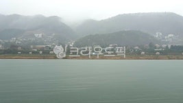 강가, 강풍경, 강가마을, 강변마을, 산안개, 사진,이미지,일러스트,캘리그라피 - racrescent작가 크라우드픽 - 저작권 걱정 없는 상업용 이미지