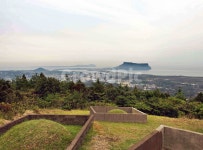 대수산봉, 무덤, 마을, 성산일출봉, 제주, 사진,이미지,일러스트,캘리그라피 - Deep bLUE작가 크라우드픽 - 저작권 걱정 없는 상업용 이미지