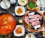 흑돼지삼겹살, 삼겹살, 김치찌개, 김치찌게, 찌개, 사진,이미지,일러스트,캘리그라피 - 먹방작가 크라우드픽 - 저작권 걱정 없는 상업용 이미지