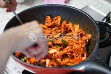 제육볶음, 고추가루, 고춧가루, 양파, 한식, 사진,이미지,일러스트,캘리그라피 - 톤앤매너작가 크라우드픽 - 저작권 걱정 없는 상업용 이미지