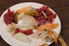 초밥, 육회, 육사시미, 연어초밥, 광어초밥, 사진,이미지,일러스트,캘리그라피 - Nhide_pose작가 크라우드픽 - 저작권 걱정 없는 상업용 이미지