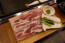 고기, 삼겹살, 생삼겹살, 저녁, 식당, 사진,이미지,일러스트,캘리그라피 - 서담작가 크라우드픽 - 저작권 걱정 없는 상업용 이미지