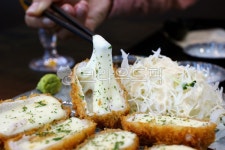 치즈돈가스, 치즈돈까스, 소스, 돈가스, 돈까스, 사진,이미지,일러스트,캘리그라피 - 횽횽작가 크라우드픽 - 저작권 걱정 없는 상업용 이미지
