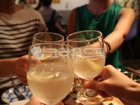 사람, human, 건배, cheers, 짠, 사진,이미지,일러스트,캘리그라피 - Nkha3389작가 크라우드픽 - 저작권 걱정 없는 상업용 이미지