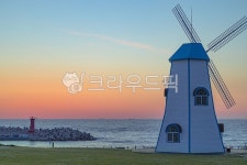 노을, 바다, 아침, 풍차, 자연, 사진,이미지,일러스트,캘리그라피 - 운동하던동네형작가 크라우드픽 - 저작권 걱정 없는 상업용 이미지