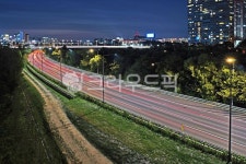 궤적, 도로, 야경, 자동차, 불빛, 사진,이미지,일러스트,캘리그라피 - Deep bLUE작가 크라우드픽 - 저작권 걱정 없는 상업용 이미지