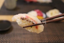 도미, 생선초밥, 초밥, 도미초밥, 도미사시미, 사진,이미지,일러스트,캘리그라피 - Nhide_pose작가 크라우드픽 - 저작권 걱정 없는 상업용 이미지