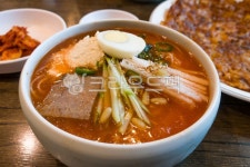 김치말이국수, 국수, 김치말이, 김치, 사발, 사진,이미지,일러스트,캘리그라피 - natsu u작가 크라우드픽 - 저작권 걱정 없는 상업용 이미지