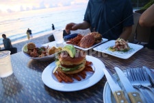 햄버거, 음식, 사람, food, 버거, 사진,이미지,일러스트,캘리그라피 - 오니이작가 크라우드픽 - 저작권 걱정 없는 상업용 이미지