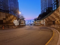 저녁, 조명, 도로, 한적한, 길, 사진,이미지,일러스트,캘리그라피 - 이지우리작가 크라우드픽 - 저작권 걱정 없는 상업용 이미지