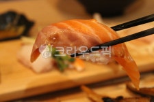 초밥, 연어초밥, 스시, 회, 일본음식, 사진,이미지,일러스트,캘리그라피 - Nhide_pose작가 크라우드픽 - 저작권 걱정 없는 상업용 이미지