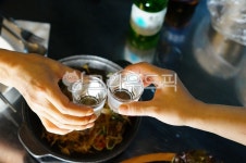 건배, 소주, 즐거운시간, 술한잔, 소주잔, 사진,이미지,일러스트,캘리그라피 - 맛있는 사진작가 크라우드픽 - 저작권 걱정 없는 상업용 이미지