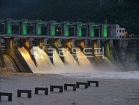 청평댐, 방류, 댐, 북한강, 콘크리트중력댐, 사진,이미지,일러스트,캘리그라피 - Deep bLUE작가 크라우드픽 - 저작권 걱정 없는 상업용 이미지