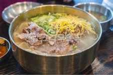 국수, 식사, 음식, 칼국수, 뼈, 사진,이미지,일러스트,캘리그라피 - 꿈꾸는아빠작가 크라우드픽 - 저작권 걱정 없는 상업용 이미지