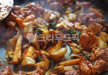 닭갈비, 한식, 매운음식, 빨간음식, 철판닭갈비, 사진,이미지,일러스트,캘리그라피 - 그라운드 브라운작가 크라우드픽 - 저작권 걱정 없는 상업용... 