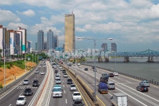 강변도로, 도로, 교통, 자동차, 도로교통, 사진,이미지,일러스트,캘리그라피 - 프리이미지작가 크라우드픽 - 저작권 걱정 없는 상업용 이미지