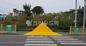 옐로카펫, 노란색, 횡단보도, 우측통행, 녹색불, 사진,이미지,일러스트,캘리그라피 - 걷보담작가 크라우드픽 - 저작권 걱정 없는 상업용 이미지