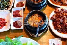 한정식, 쌈밥, 쌈장, 반찬, 뚝배기, 사진,이미지,일러스트,캘리그라피 - YoungK작가 크라우드픽 - 저작권 걱정 없는 상업용 이미지