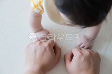 아기, 아빠, 손, 교감, 주먹, 사진,이미지,일러스트,캘리그라피 - ineco2983작가 크라우드픽 - 저작권 걱정 없는 상업용 이미지