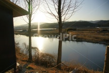 겨울, 풍경, 시골, 빛, 강, 사진,이미지,일러스트,캘리그라피 - 수아대디작가 크라우드픽 - 저작권 걱정 없는 상업용 이미지