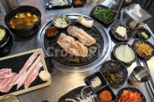 삼겹살, 돼지고기, 삼겹살구이, 고기집, 고깃집, 사진,이미지,일러스트,캘리그라피 - Nhappydoyaji작가 크라우드픽 - 저작권 걱정 없는 상업용... 