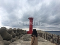 등대, 방파제, 여자, 뒷모습, 어두운하늘, 사진,이미지,일러스트,캘리그라피 - whenever작가 크라우드픽 - 저작권 걱정 없는 상업용 이미지