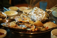 조개구이, 큰이모집, 조개, 구이, 불판, 사진,이미지,일러스트,캘리그라피 - 욱탱작가 크라우드픽 - 저작권 걱정 없는 상업용 이미지