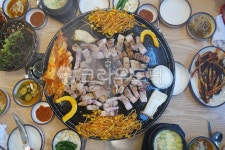삼겹살, 콩나물, 김치, 가마솥뚜껑, 바베큐, 사진,이미지,일러스트,캘리그라피 - 푸드포토작가 크라우드픽 - 저작권 걱정 없는 상업용 이미지
