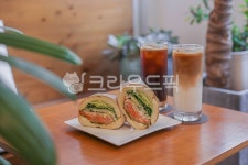 연어샌드위치, 아메리카노, 카페라떼, 브런치, 샌드위치, 사진,이미지,일러스트,캘리그라피 - ya82ga작가 크라우드픽 - 저작권 걱정 없는 상업용... 