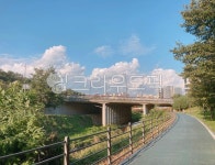 자전거도로, 구름, 다리, 하늘, 도로, 사진,이미지,일러스트,캘리그라피 - 츄릅작가 크라우드픽 - 저작권 걱정 없는 상업용 이미지