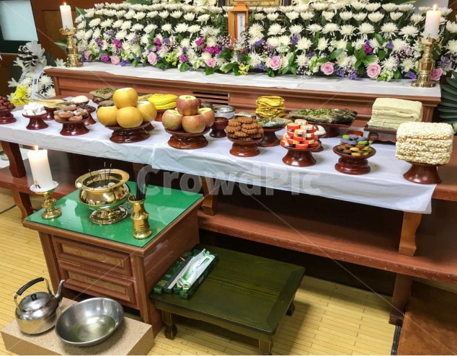 Phong bì tiền phúng viếng (조의금) màu trắng, thường ghi “부의” (phúng viếng) hoặc “근조” (chia buồn).