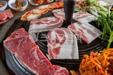 삼겹살, 돼지고기, 솥뚜껑삼겹살, 솥뚜껑삼겹살구이, 솥뚜껑, 사진,이미지,일러스트,캘리그라피 - 미미스튜디오작가 크라우드픽 - 저작권 걱정... 