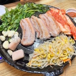 삼겹살, 콩나물, 미나리, 가마솥뚜껑, 김치, 사진,이미지,일러스트,캘리그라피 - 언년ㅇㄱ작가 크라우드픽 - 저작권 걱정 없는 상업용 이미지