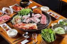 삼겹살, 돼지고기, 솥뚜껑삼겹살, 솥뚜껑삼겹살구이, 솥뚜껑, 사진,이미지,일러스트,캘리그라피 - 미미스튜디오작가 크라우드픽 - 저작권 걱정... 