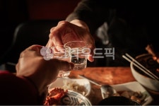 손, 술잔, 짠, 소주잔, 술짠하는, 사진,이미지,일러스트,캘리그라피 - 미대형작가 크라우드픽 - 저작권 걱정 없는 상업용 이미지