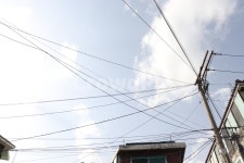 하늘, 자연, 전봇대, 전깃줄, 골목길, 사진,이미지,일러스트,캘리그라피 - Nimsm2128작가 크라우드픽 - 저작권 걱정 없는 상업용 이미지