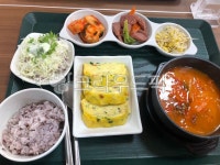 구내식당, 한식, 계란말이, 김치찌개, 흑미밥, 사진,이미지,일러스트,캘리그라피 - miphoto작가 크라우드픽 - 저작권 걱정 없는 상업용 이미지