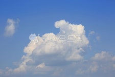흰구름, 파란하늘, 뭉게구름, 경치, 하늘, 사진,이미지,일러스트,캘리그라피 - fresh air작가 크라우드픽 - 저작권 걱정 없는 상업용 이미지