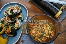 김밥면맛나분식 - 21496 | 김밥, 분식, 라면, 면, 국물, 사진,이미지,일러스트,캘리그라피 - pb이로작가 크라우드픽 - 저작권 걱정 없는 상업용 이미지