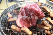 삼겹살, 삼겹살구이, 등갈비, 프렌치렉, 불판, 사진,이미지,일러스트,캘리그라피 - Jeenong작가 크라우드픽 - 저작권 걱정 없는 상업용 이미지