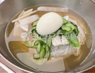 물냉면, 함흥냉면, 시원한냉면, 오이냉면, 오이요리, 사진,이미지,일러스트,캘리그라피 - 우주캔디작가 크라우드픽 - 저작권 걱정 없는 상업용 이미지