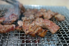 돼지고기, 돼지갈비, 불판, 연기, 굽다, 사진,이미지,일러스트,캘리그라피 - 횽횽작가 크라우드픽 - 저작권 걱정 없는 상업용 이미지