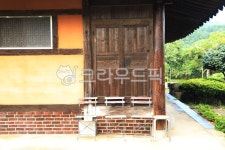 쉼한옥이용원 | 한옥, 쉼, 고요함, 분위기, 의자, 사진,이미지,일러스트,캘리그라피 - CreaterJeong작가 크라우드픽 - 저작권 걱정 없는 상업용 이미지