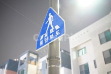 횡단보도, 가로수, 거미줄, 표지판, 파란색, 사진,이미지,일러스트,캘리그라피 - Eiee작가 크라우드픽 - 저작권 걱정 없는 상업용 이미지