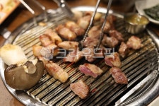 고깃집, 한돈모듬, 제주똥돼지, 돼지고기, 제주돼지, 사진,이미지,일러스트,캘리그라피 - 산타고라니작가 크라우드픽 - 저작권 걱정 없는 상업용... 