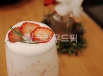 카페, 딸기음료, 딸기라떼, 딸기우유, 음료, 사진,이미지,일러스트,캘리그라피 - Nsutrs작가 크라우드픽 - 저작권 걱정 없는 상업용 이미지
