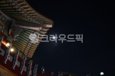 한옥, 달, 야경, building, 건물, 사진,이미지,일러스트,캘리그라피 - jeremy.pic작가 크라우드픽 - 저작권 걱정 없는 상업용 이미지