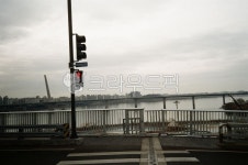 횡단보도, 신호등, 흐린날, 강변, 도시, 사진,이미지,일러스트,캘리그라피 - 홍만규작가 크라우드픽 - 저작권 걱정 없는 상업용 이미지